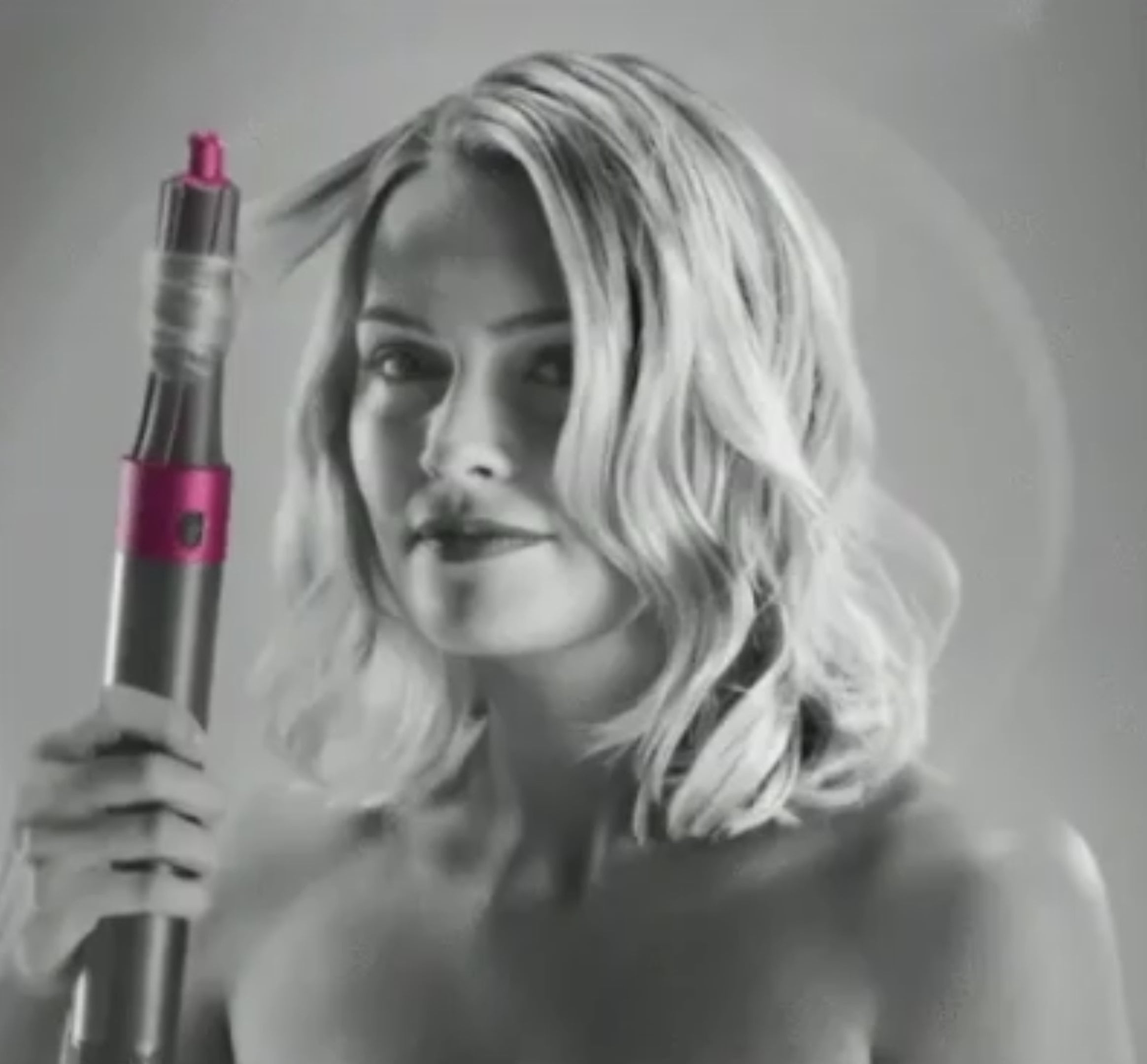 Liso sin plancha, ondas sin rizador
Mujer rubia con ondas perfectas sosteniendo el accesorio rizador — el resultado habla solo.