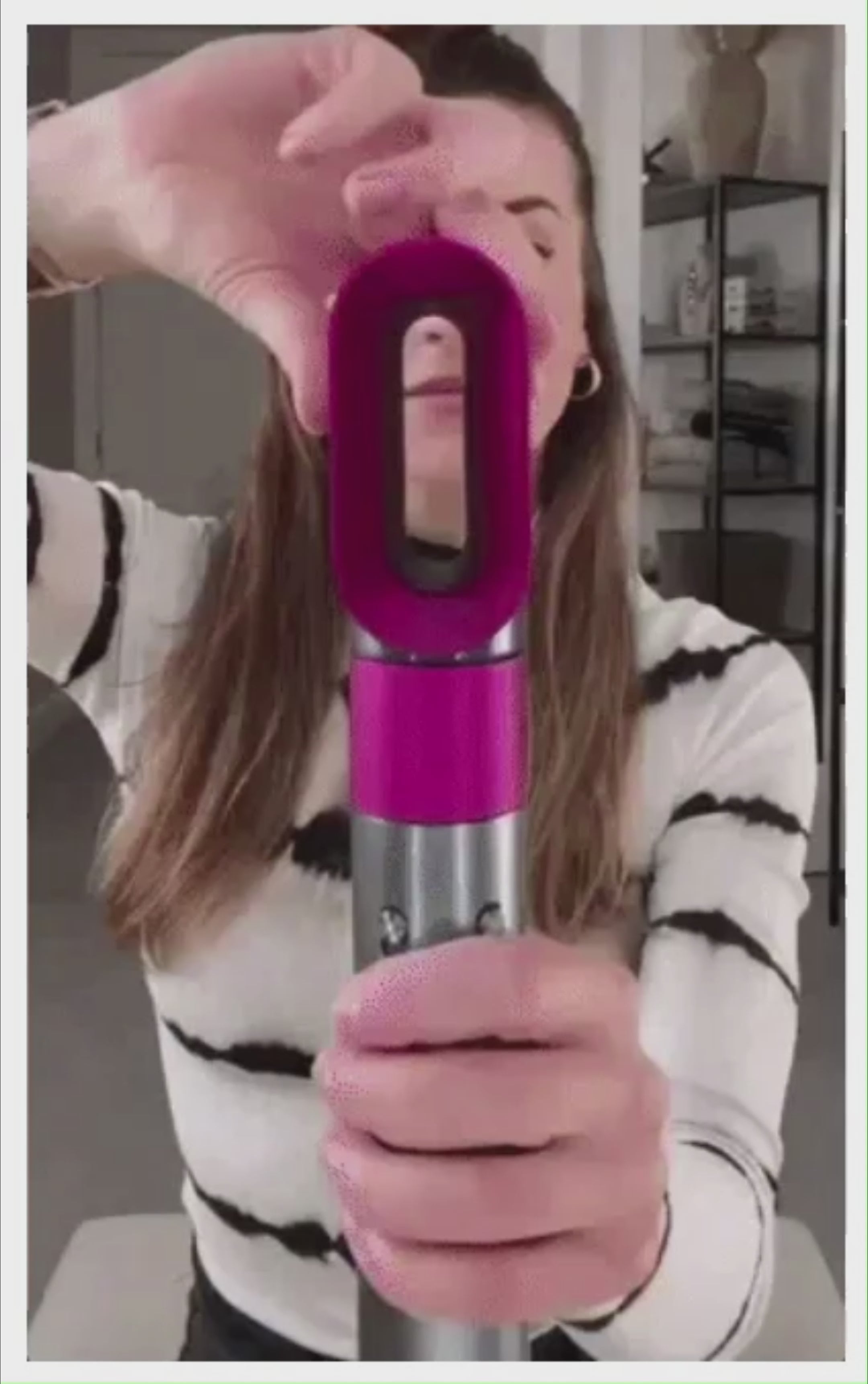 El salón en tu baño
Una mujer en casa mostrando el producto a cámara con actitud de recomendación — contexto doméstico, tono de lifestyle/confianza.