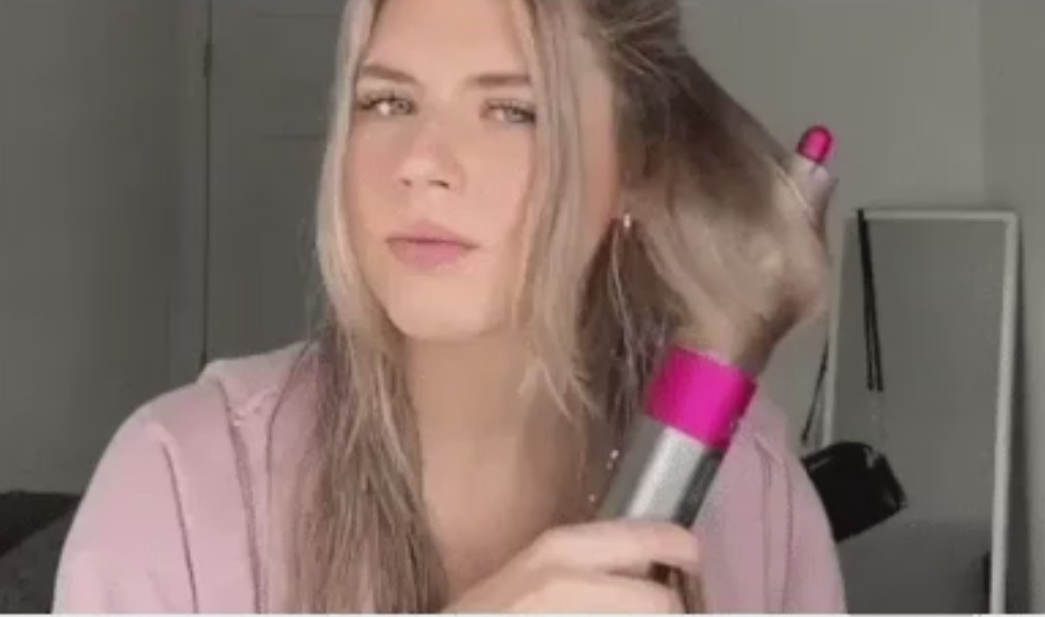 Seca hasta 3 veces más rápido
Chica usando el cepillo secador con el cabello moviéndose por el flujo de aire — es la demostración más clara del secado en acción.