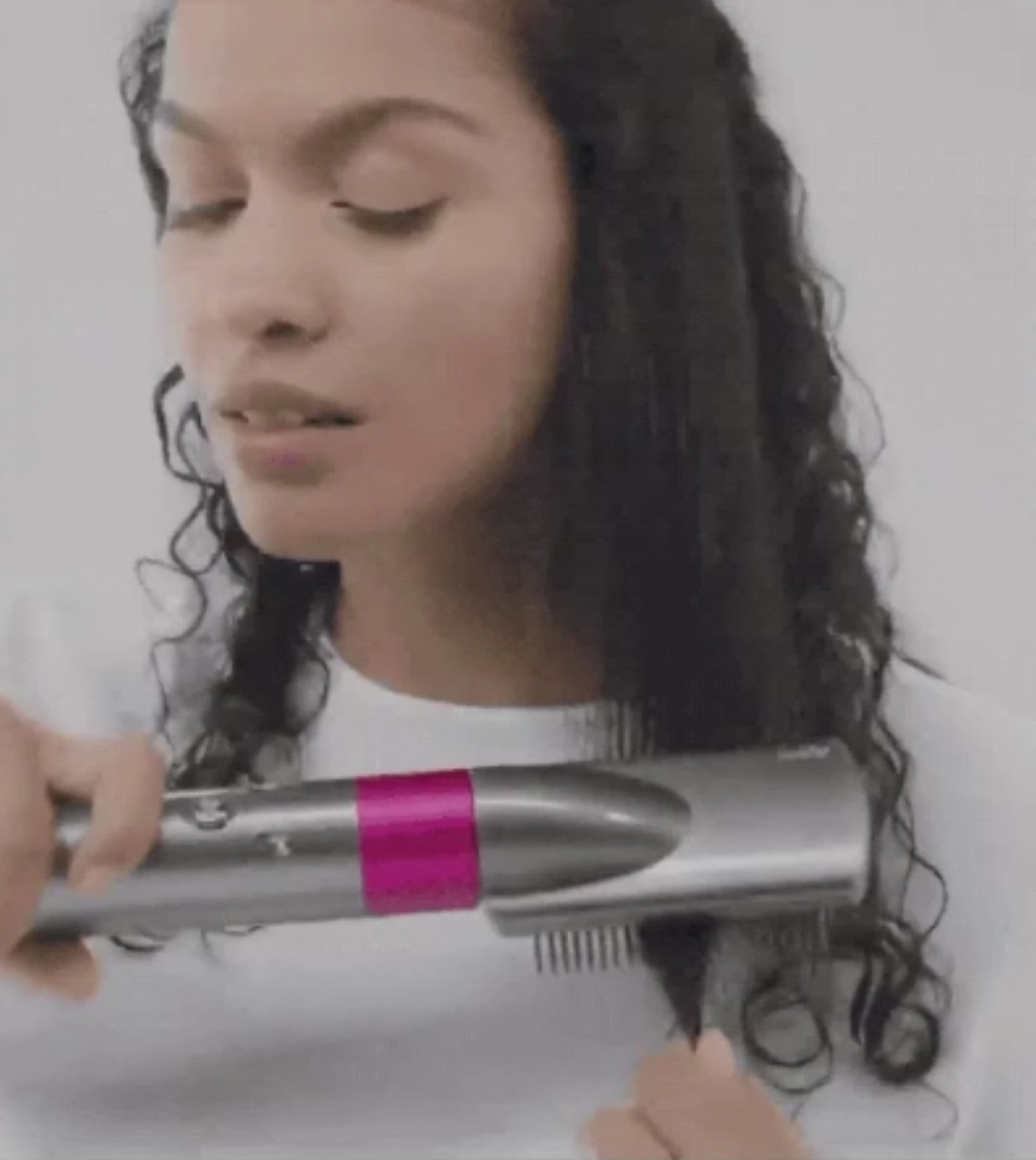 Cuida el cabello en lugar de dañarlo
Muestra a una chica con cabello rizado/ondulado natural usando el cepillo — visualmente conecta con el cuidado del cabello desde la raíz, sin agresión.